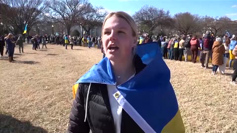 Demonstrators unfurl massive Ukrainian flag near White House