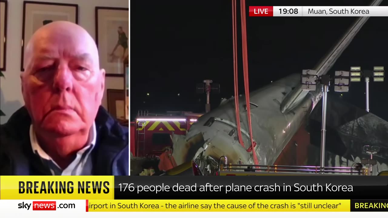 🥲 Former airline pilot Terry Tozer shares insights on the plane crash in South Korea.