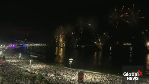 New Year’s 2025： Brazil celebrates with lively fireworks display at Copacabana Beach
