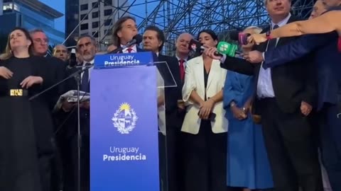 Pte. Lacalle Pou en la Ceremonia de arriado del Pabellón Nacional en Plaza Independencia 28/02/2025