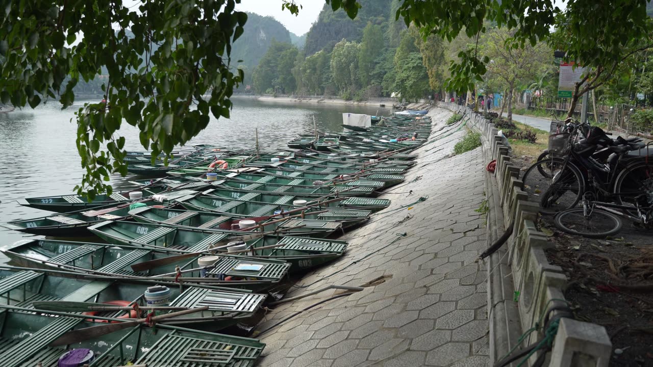 Daytime video clips around Ninh Binh's Tam Coc, Chùa Bích Động, Đền Thái Vi, and Chùa Linh Cốc.