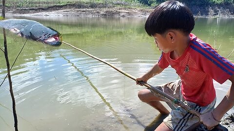 Orphan Boy’s Genius Fishing Hack: Catches Huge Catfish with Parachute Rope!