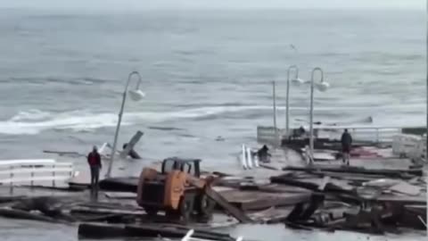 SANTA CRUZ PIER Collapses into The Sea!