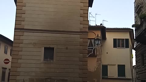 Montepulciano la piazzetta con pulcinella nel tetto dell'edificio