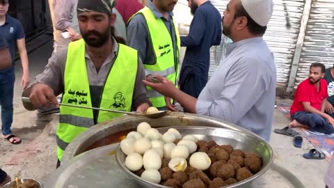 Saleem Butt Chanay - Famous Lahori Nashta - Mutton Kofta & Anda Chanay - Street Food Lahore Pakistan