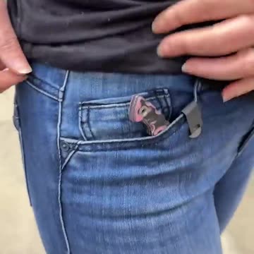 Wait… It Fits in Girl Pockets_!👖🔥