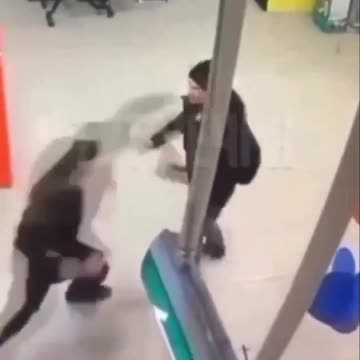 Man sucker punches security guard and gets spinning kick to the dome