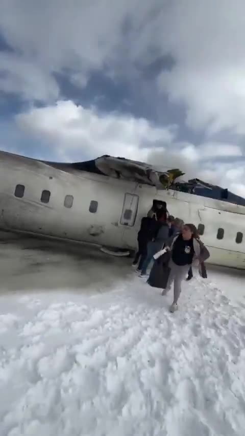 Brenda avionit të përmbysur në aeroportin e Torontos