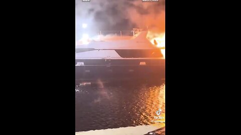 THREE LUXURY YACHTS👨‍🚒💦🔥⛵️🔥🛥️🚒📸 DESTROYED BY FIRE-EXPLOSION IN MIAMI🧑‍🚒⛴️🔥👩‍🚒🚒💫