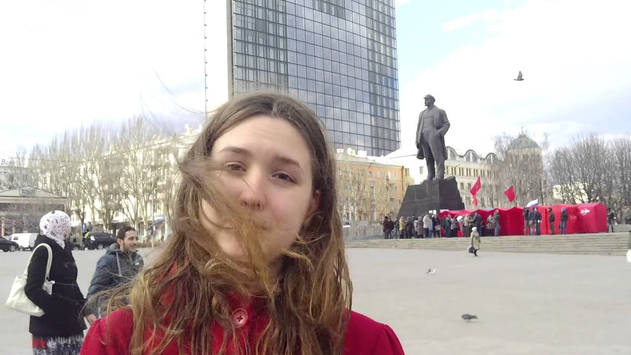 2014-03-12 - Donetsk Streets 2014 👩 Young girl pro-Lenin, pro-Russia