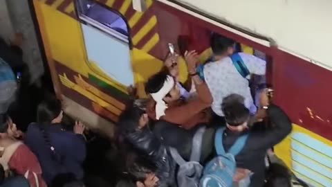 Train rush in india during mahakumbh 2025 #viral