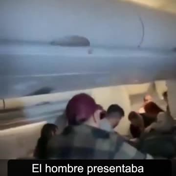 Un asajero intenta abrir la puerta de un avión en pleno vuelo