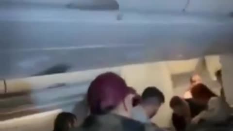 Un asajero intenta abrir la puerta de un avión en pleno vuelo