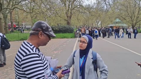 Speakers Corner - Uncle Sam talks to a Muslim lady who does not know what Christ