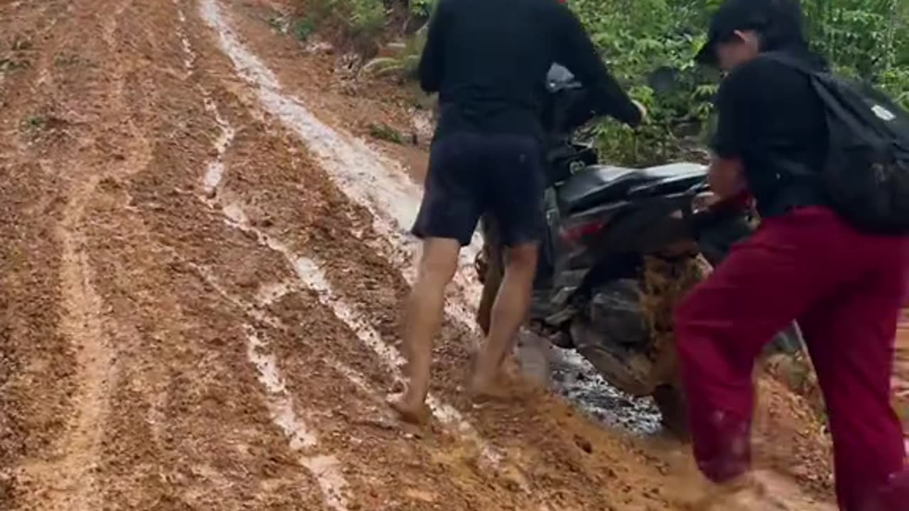 This girl stepped on the gas on her motorbike on a muddy incline