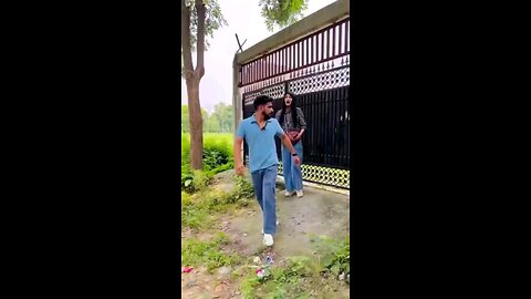 राखी बांध रही है