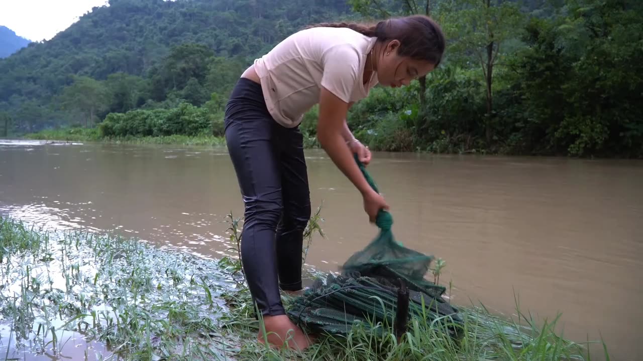 How to harvest giant fish during heavy rains and floods - cooking with your children