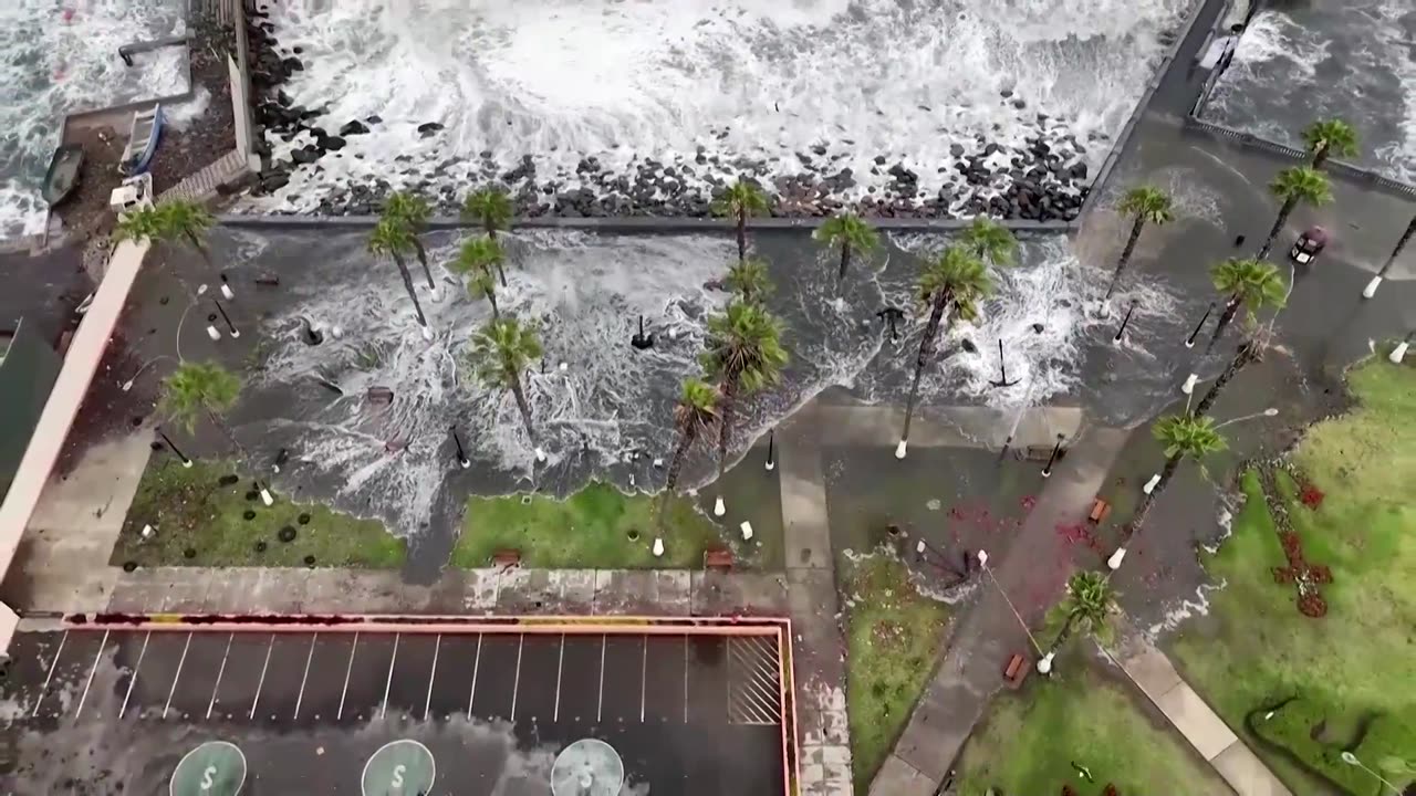 High waves strike Peru’s north and central coasts