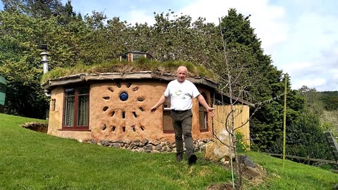 $2000 Cob Cottage was built from the clay it sits on !