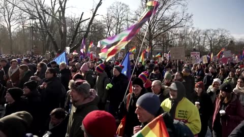 Thousands 'choose love' in Berlin protest ahead of snap election