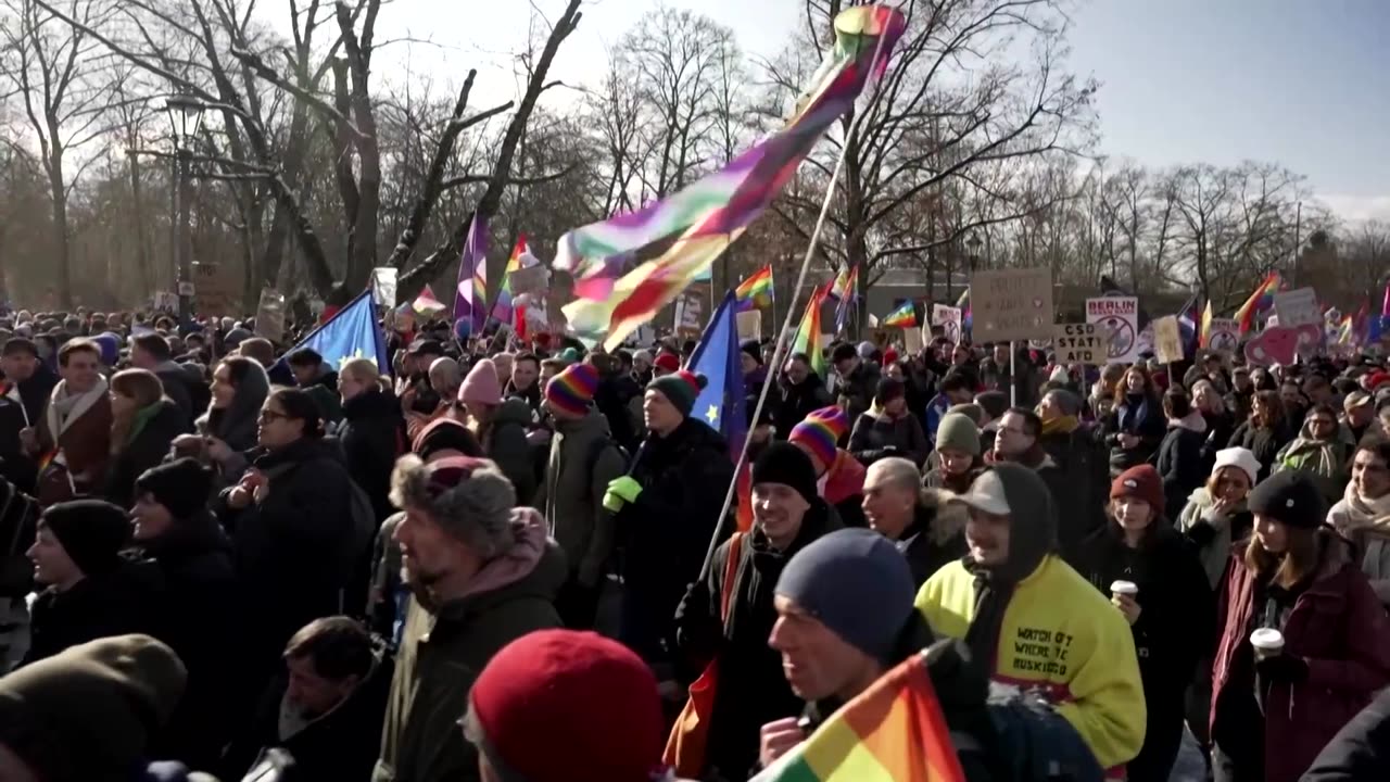 Thousands 'choose love' in Berlin protest ahead of snap election