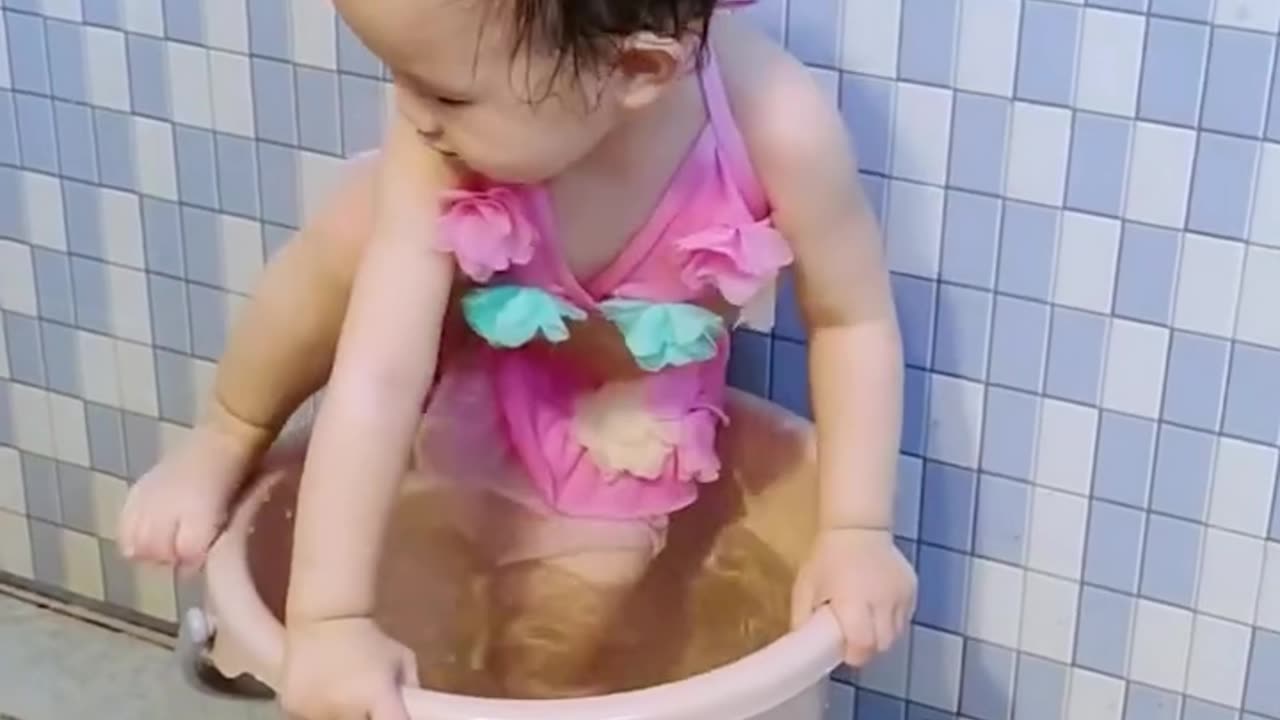 Little girl takes a bath in a water bucket!.hd