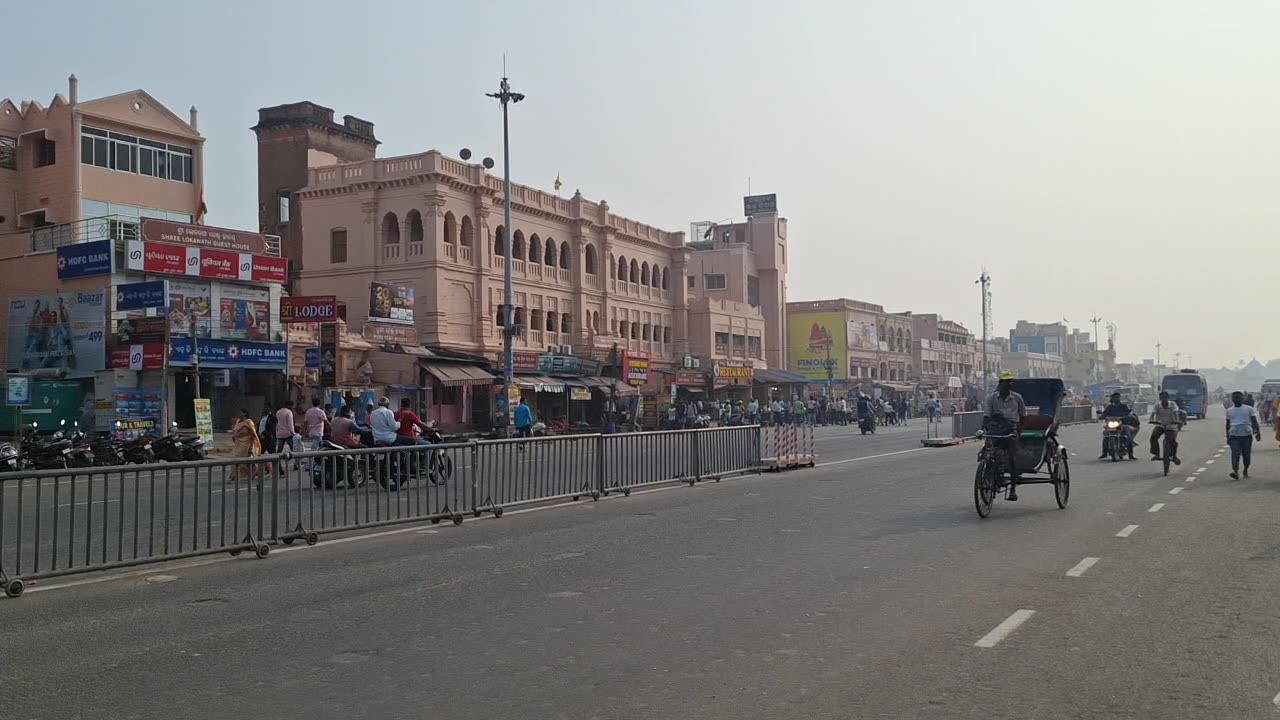 जगन्नाथ मंदिर के पहले सजा हुआ सड़कों पर बाजार