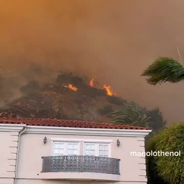 CRAZY footage taken of the Pacific Palisades Fire