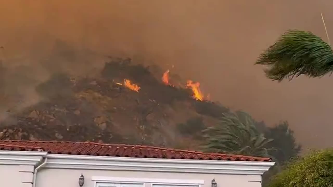 CRAZY footage taken of the Pacific Palisades Fire