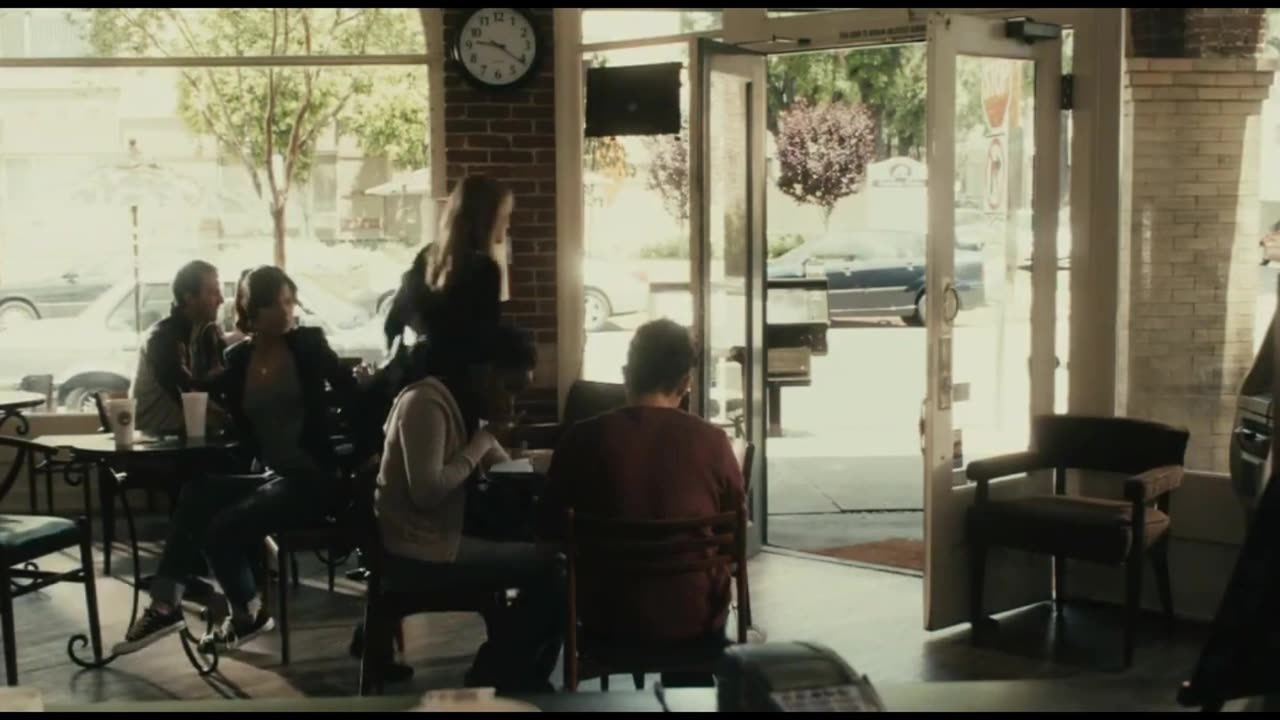 When Sara moves to L.A. for college, she bonds with her wealthy roommate, Rebecca.