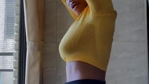 Look at how her thick Azz.