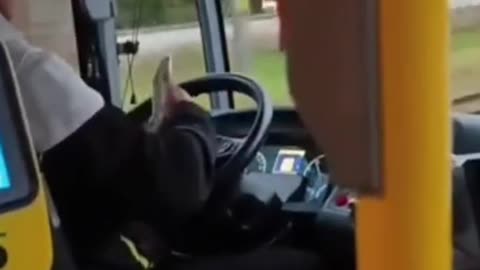 Extra-europeu faz uma videochamada pondo em risco a vida dos passageiros. ACORDA PORTUGAL