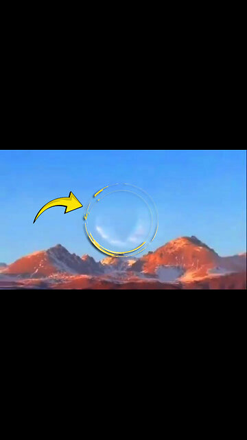 Ein Mann kann seinen Augen nicht trauen als er dieses Portal artige Phänomen am Himmel filmt