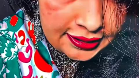 Kon si colour ki chadi pahni hai