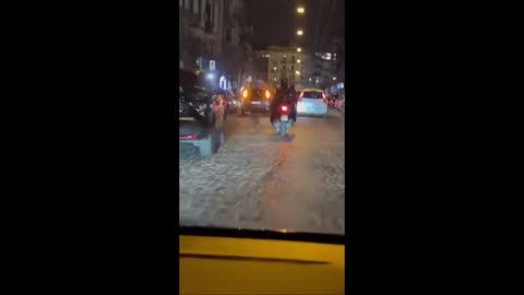 Napoli - ANIMALI. CANE AL GUINZAGLIO TRASCINATO DA SCOOTER NEL TRAFFICO (03.02.25)