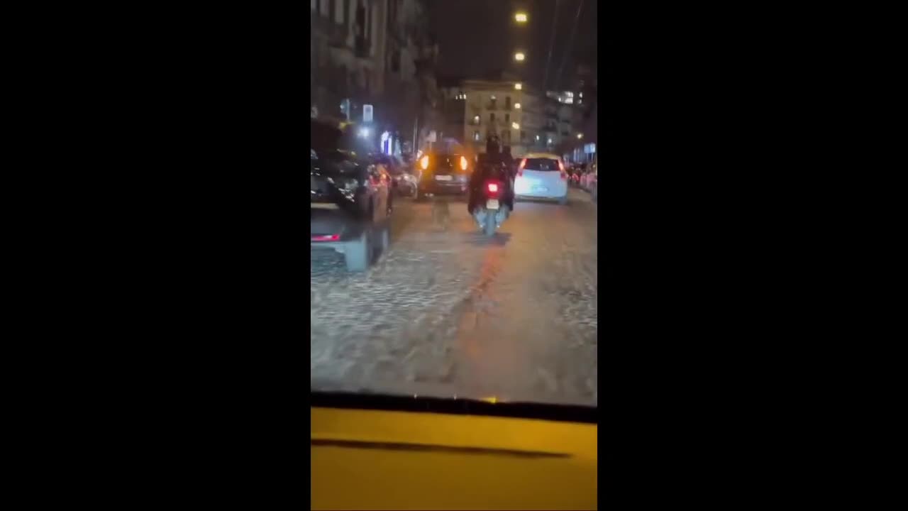 Napoli - ANIMALI. CANE AL GUINZAGLIO TRASCINATO DA SCOOTER NEL TRAFFICO (03.02.25)