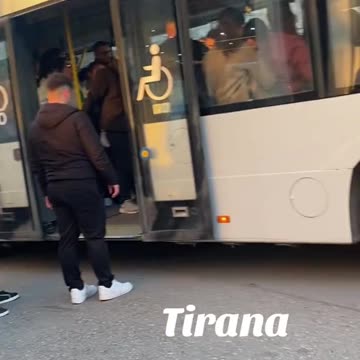 Sherr në urbanin e Tiranës, udhëtarët dhunojnë faturinon