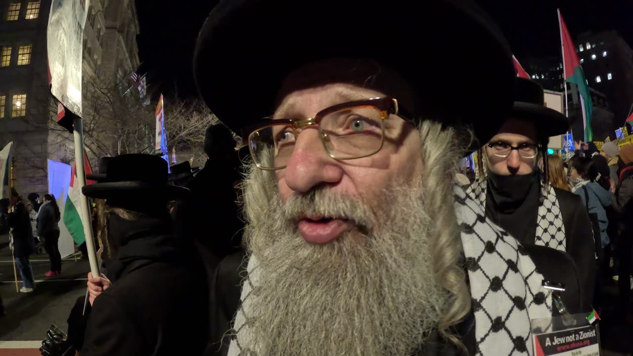 Rabbi Yisroel Dovid Weiss protests against Netanyahu/Trump outside the White House.