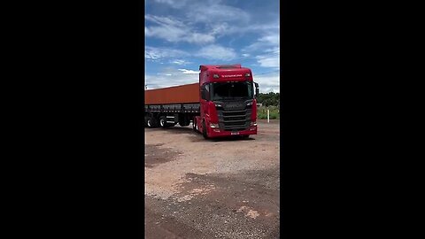 Truck in motion, strength and elegance on the road!