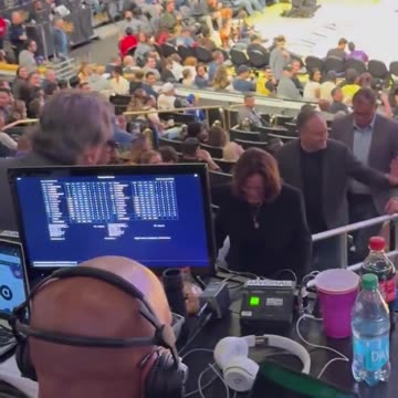 Kamala Harris went to the Lakers game and nobody there cared