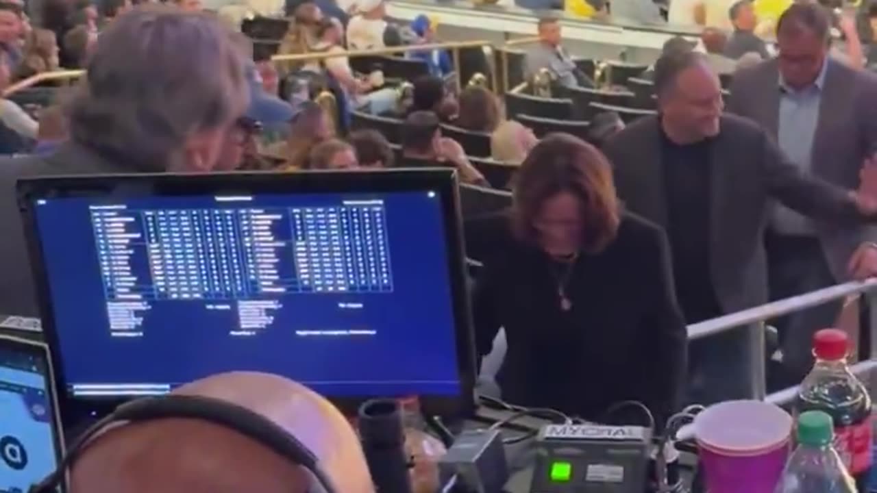 Kamala Harris went to the Lakers game and nobody there cared