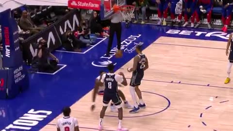 Cade to Duren: LOBSLAM DUNK! 🤯 #Pistons #NBA