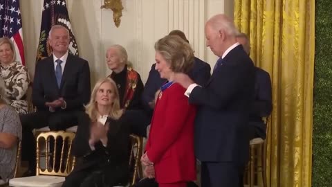 🚨😳 Biden just gave Hillary Clinton the Presidential Medal of Freedom