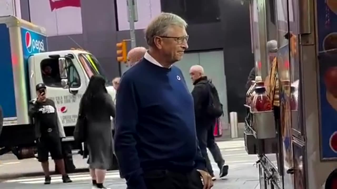 Bill Gates in public trying to look human............. doesnt even eat the hotdog