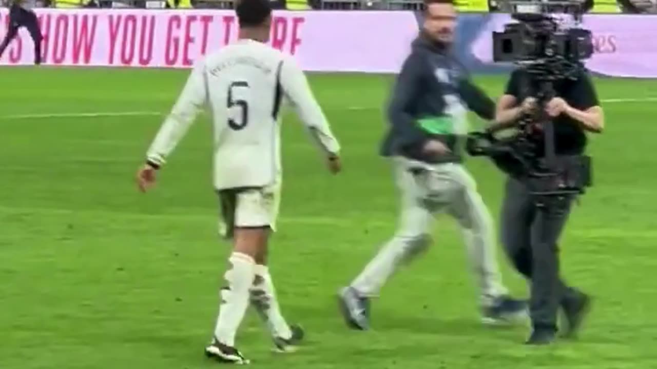 Jude Bellingham shushing Atletico Madrid fans