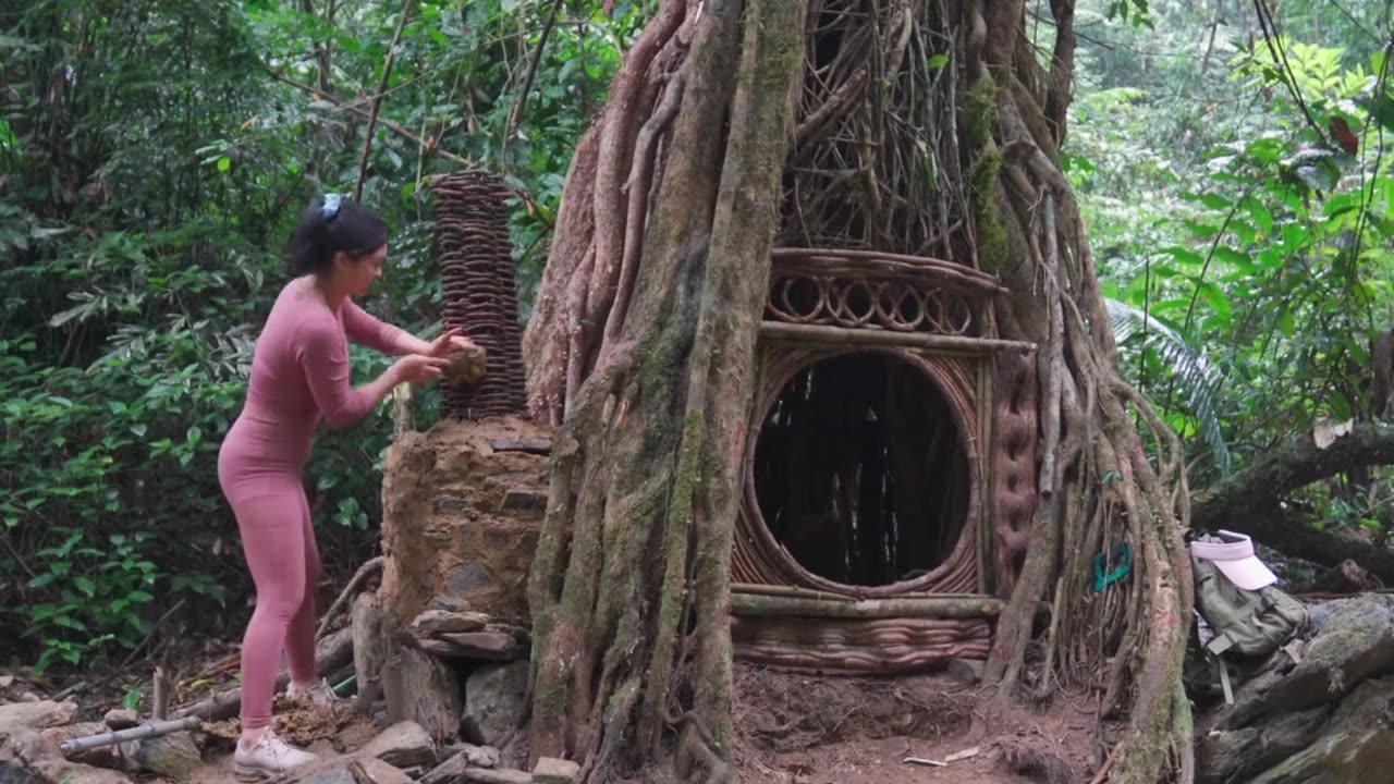 Living all alone in Rainforest, building tree hole as a shelter to stay overnight