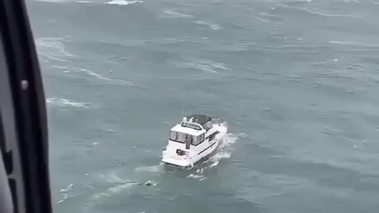 Coast Guard attempts to rescue a boater off the coast of Oregon right before it