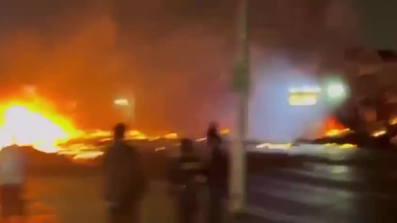 Philadelphia Neighborhood Looks like a Warzone after a Lear 55 Crashed into it.mp4