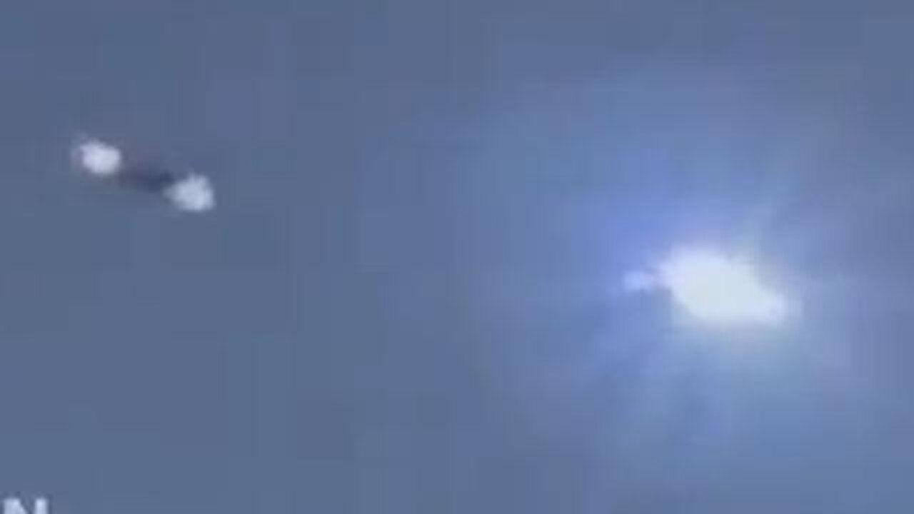 New angle reveals a clear view of the midair collision between the Black Hawk and airplane #News #Trending News #BREAKING #NEW #FOOTAGE #DC #PLANE #HELICOPTER #INCIDENT #SHOWS #BLACKHAWK #airplane