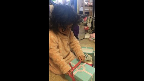 Sarah is opening her gift🎁